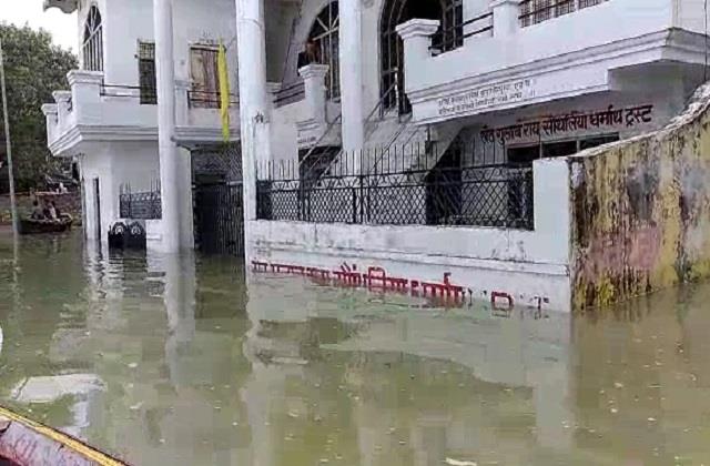 प्रयागराज में बाढ़ से बिगड़े हालात, कई मकान हुए जलमग्न... लोग घरों में हुए  कैद - flood worsened in prayagraj many houses were submerged-mobile