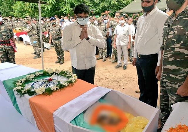 हेमंत सोरेन ने शहीद डिप्टी कमांडेंट के पार्थिव शरीर पर पुष्पचक्र अर्पित कर दी श्रद्दांजलि - hemant soren laid wreath on the body of martyr deputy commandant | Bihar News