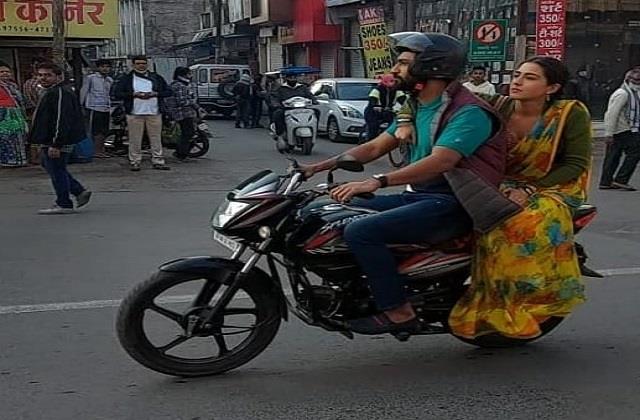 इंदौर में सारा अली को बाइक पर घुमाकर बुरे फंसे कैटरीना के हस्बैंड ! अब  काटने पड़ेंगे थाने के चक्कर - vicky kaushal had to ride sara ali on a bike  in