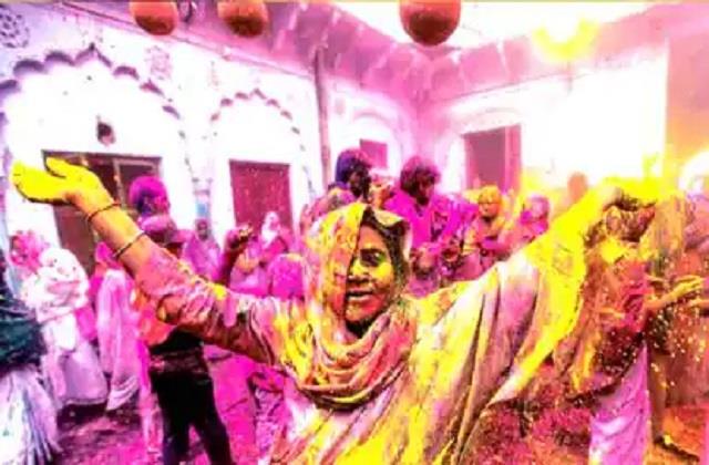 Laddu Holi 2022: राधा रानी की नगरी ब्रज में बरसे आस्था के रंग, लठमार से पहले श्रद्धालुओं ने जमकर खेली गई लड्डु होली