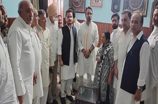 सपा से नाराजगी की खबरों के बीच आजम के परिवार से मिले जयंत चौधरी, बोले- योगी  का बुलडोजर न सिर्फ अमानवीय बल्कि गैर कानूनी भी - amidst reports of  displeasure ...