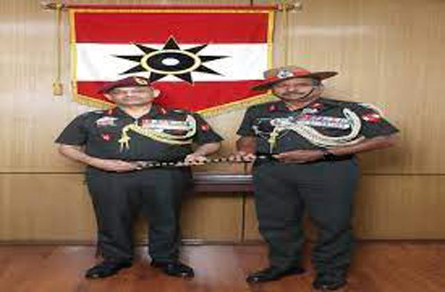 लेफ्टिनेंट जनरल पुष्पेंद्र सिंह ने राइजिंग स्टार कोर के कमांडर का पदभार  संभाला - lt gen pushpendra singh takes over as commander of rising star  corps-mobile