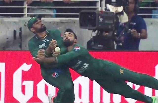 Asia cup final : कैच पकड़ते टकराए शादाब खान और आसिफ अली, गेंद छ…