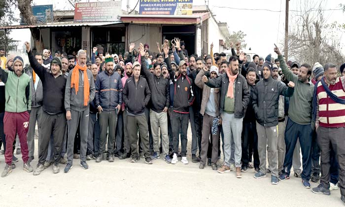 IOC टर्मिनल के बाहर टैंकर-ट्रक चालकों ने शुरू की अनिश्चितकालीन हड़ताल, जानिए क्या है वजह - tanker truck drivers start indefinite strike outside ioc terminal-mobile