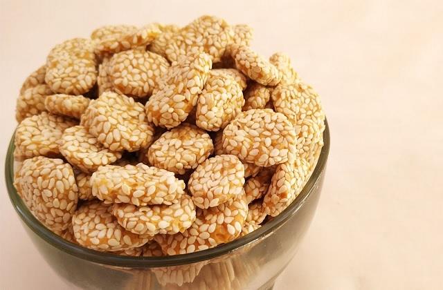 लोहड़ी पर बनाएं तिल-गुड़ से बनी रेवड़ी, स्वाद चखकर भूल जाएंगे बाजार का स्वाद