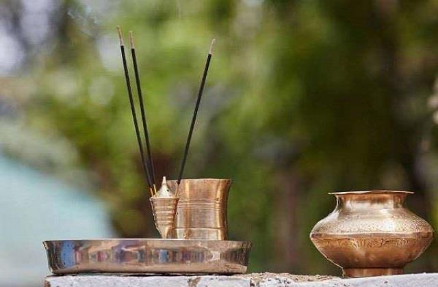 घर के मंदिर में जल रखना जरूरी, वास्तुशास्त्र में बताए गए कई फायदे