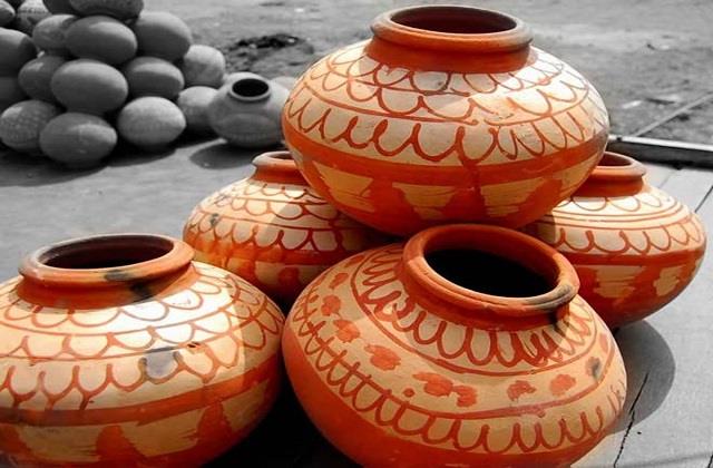 मिट्टी से बनी ये वस्तुएं चमका देंगी आपकी किस्मत, घर में होती रहेगी धन की वर्षा