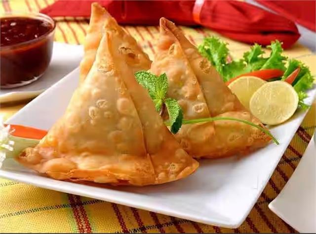 शाम को चाय के साथ लें गर्मा- गर्म समोसे का मजा, पेश है आसान सी रेसिपी