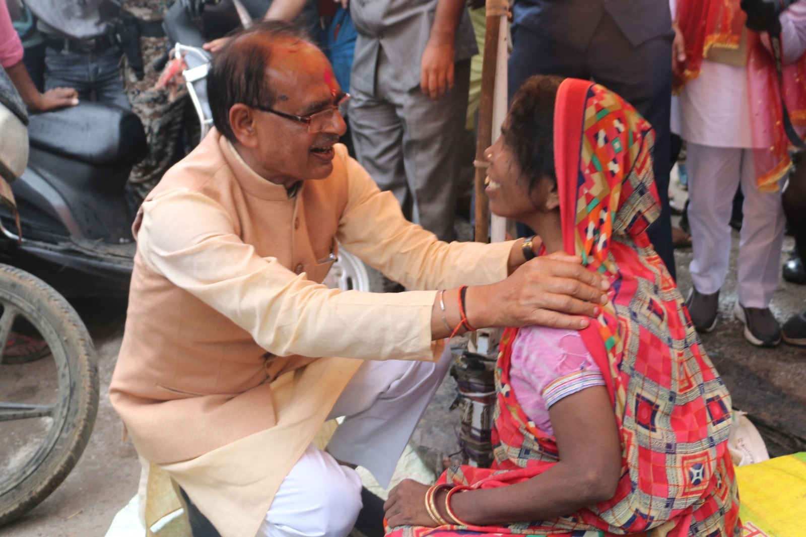 CM की दरियादिली: छाता सुधारने वाली महिला का जाना हाल, तत्काल 50 हजार रुपए  की आर्थिक मदद भी की - cm s generosity the woman who repaired the umbrella  was known-mobile