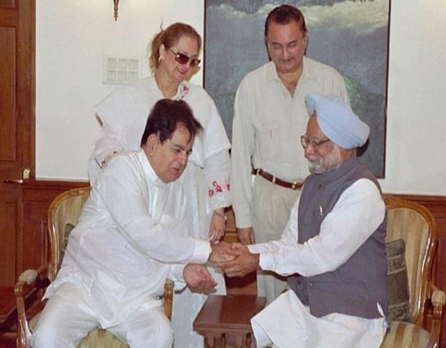 सायरा बानो ने यादगार मुलाकात की तस्वीरें शेयर कर बताया किस तरह मनमोहन सिंह ने दिलीप कुमार का किया था स्वागत