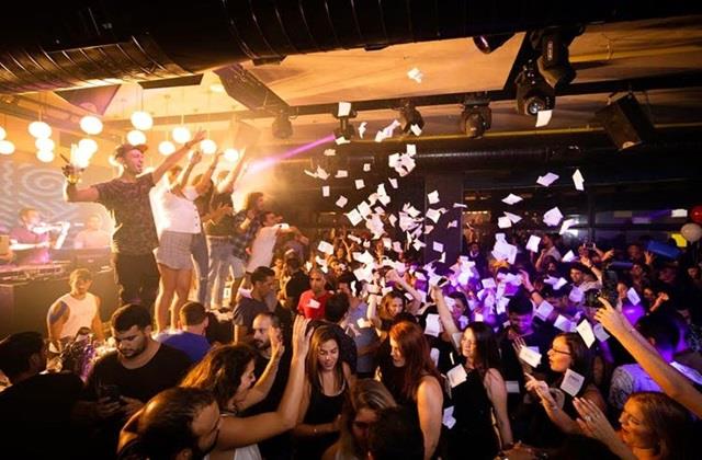 नए साल की पार्टी से पहले पब ने बांटे कंडोम और ORS, इनविटेशन कार्ड  देख भड़के गेस्ट