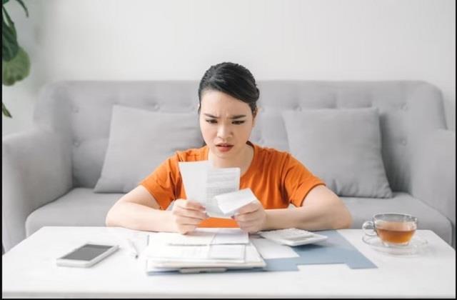 हर समय रहता है आमदनी अट्ठनी खर्चा रुपैया वाला हाल? जान लें पैसे से जुड़े ये Vastu Tips