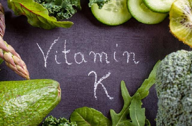 हड्डियों की कमजोरी और दांतों से खून निकलने की वजह हो सकती हैं विटामिन-K की कमी, कौन से फल खाएं?