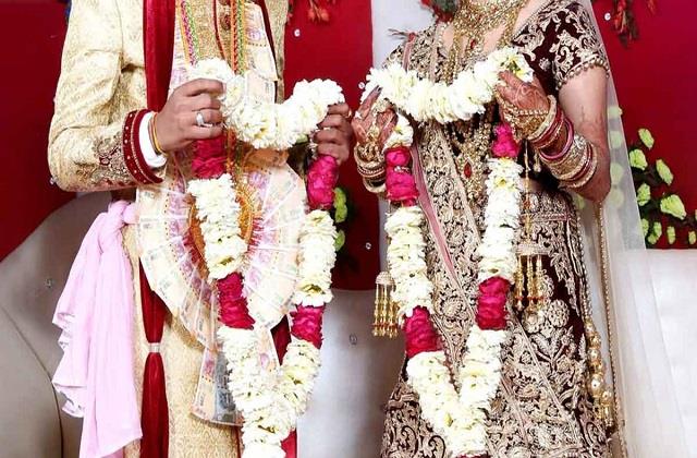 Weading Broke At Jaymala लड़की ने शादी से किया इनकार तो बदल दी दुल्हन, जयमाला के समय दूल्हे ने किया  हंगामा - when girl refused to marry bride changed her groom created a  ruckus-mobile