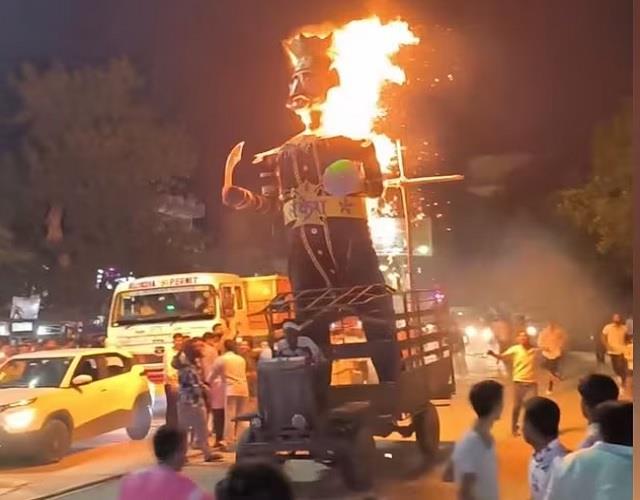 रावण ही आ गया आग की चपेट में, सड़क पर पुतला जलने से मची चीख- पुकार