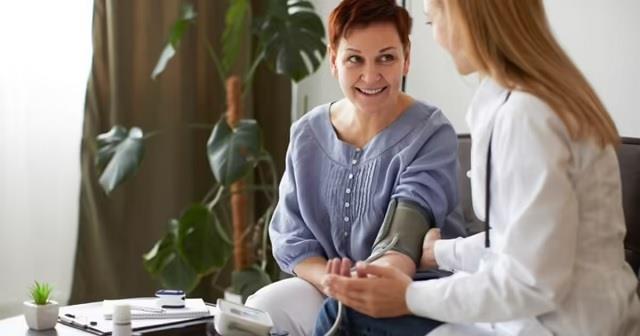 सुबह उठते ही हो जाता है BP Low? कॉफी छोड़ें और इस घरेलू चीज़ से कंट्रोल करें