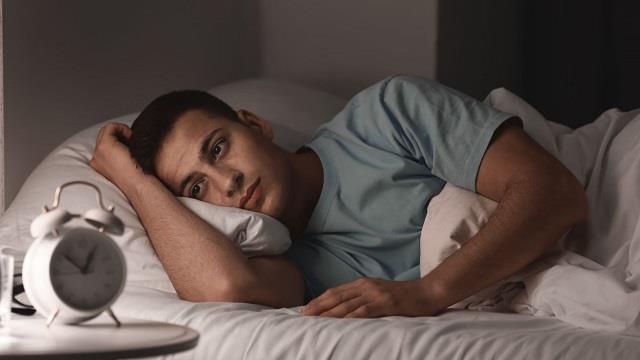 इस विटामिन की कमी से नहीं आती नींद, जानिए कौन-सी चीज़ें खाने से नींद आती है झट से