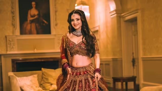 अमीषा पटेल का 50 की उम्र में ब्राइडल लुक, लाल लहंगे में दिखा रानी वाला रूप, रॉयल लुक देख सब हो गए लट्टू