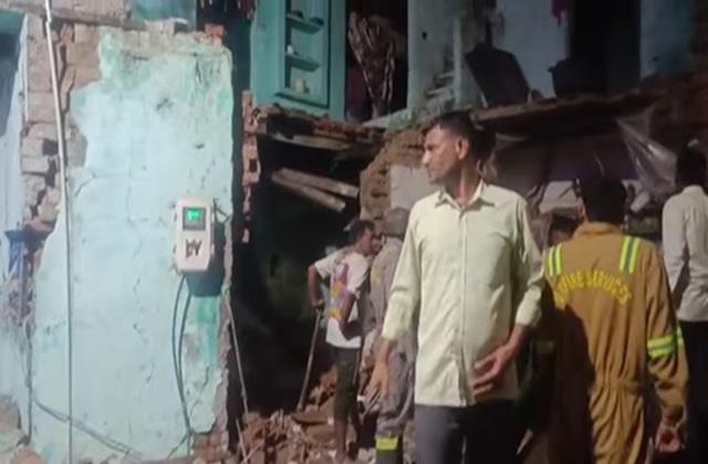'काली' हुई दिवाली, सिलेंडर फटने से ढह गया घर, मलबे में दबा पूरा परिवार