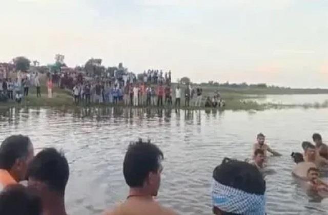 विजयादशमी पर बड़ा हादसा!  तालाब में पलटी लोगों से खचाखच भरी ट्रॉली, 11 की हुई दर्दनाक मौत