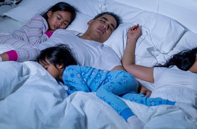सुकून की नींद चाहिए तो बच्चों को अपने साथ ही सुलाएं पेरेंट्स, Family Bed Sharing के हैं कई फायदे