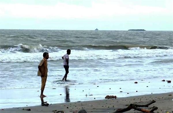 चक्रवाती तूफान की तबाही शुरू: तेज हवाओं के साथ आई भारी बारिश, उखड़े कई पेड़