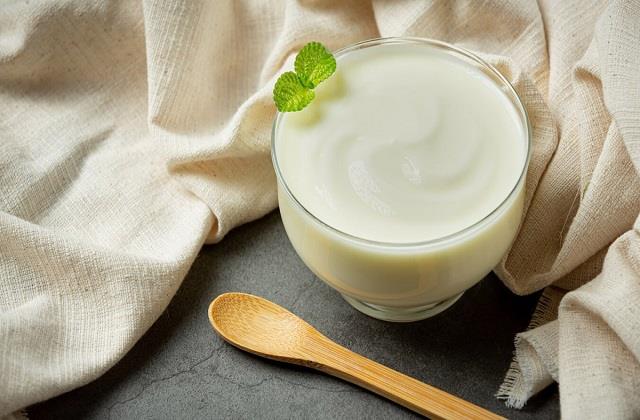 दही-चीनी से पाएं ग्लोइंग स्किन और शाइनी बाल