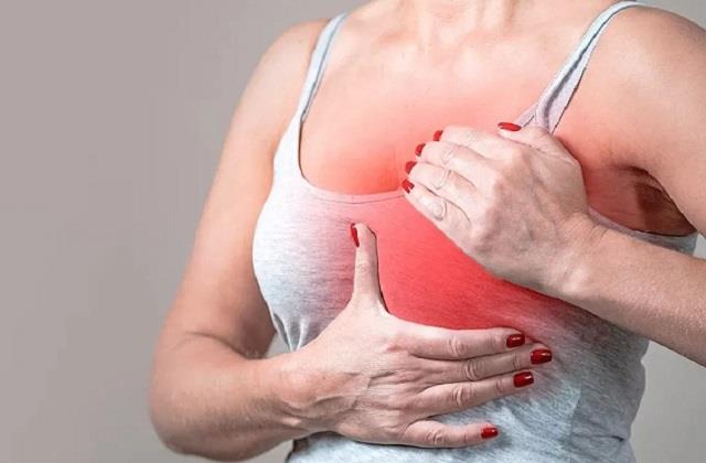 ब्रेस्ट कैंसर के छिपे संकेत: सिर्फ गांठ नहीं, इन शुरुआती लक्षणों को भी न करें नजरअंदाज