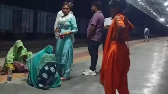 ट्रेन में शुरू हुई अचानक Labour Pain, फिर आगे जो हुआ वो देखकर हो जाएंगे भावुक