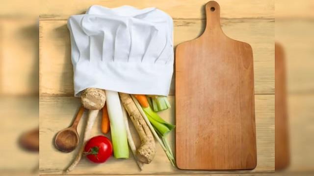 सब्जियां काटते हुए बार- बार फिसलता है चॉपिंग बोर्ड, इन Kitchen Tips से जल्दी होगा काम