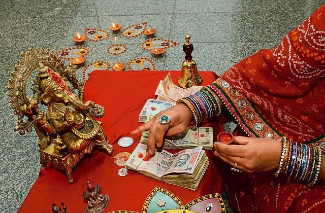 धनतेरस पर शनि का साया ! इस दिन ये चीजें खरीदने से क्रोधित हो जाएंगे शनि देव