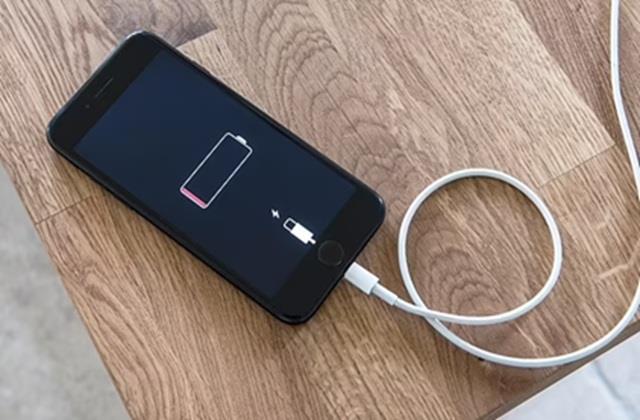 सतर्क हो जाइए! मोबाइल के चार्जर से भी जा सकती है जान,  नहीं यकीन तो पढ़ें ये खबर