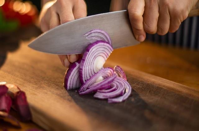 बार-बार प्याज-लहसुन काटने में नहीं होगा समय बर्बाद, बस फॉलो कर लें ये सिंपल Kitchen Hacks