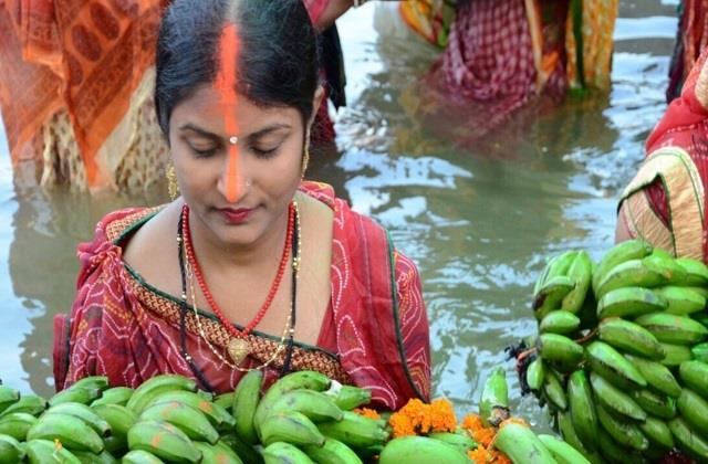 छठ पर्व में नारंगी टीका नाक से क्यों लगाती हैं महिलाएं? जानें ऑरेंज सिंदूर का धार्मिक महत्व