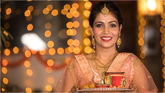 करवा चौथ पर ये सोलह श्रृंगार बनाते हैं व्रत को खास, देखें पूरी श्रृंगार की लिस्ट
