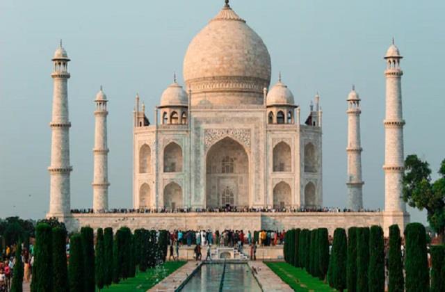 आगरा के ताजमहल में लगी आग, जान बचाने के लिए इधर- उधर भागे पर्यटक