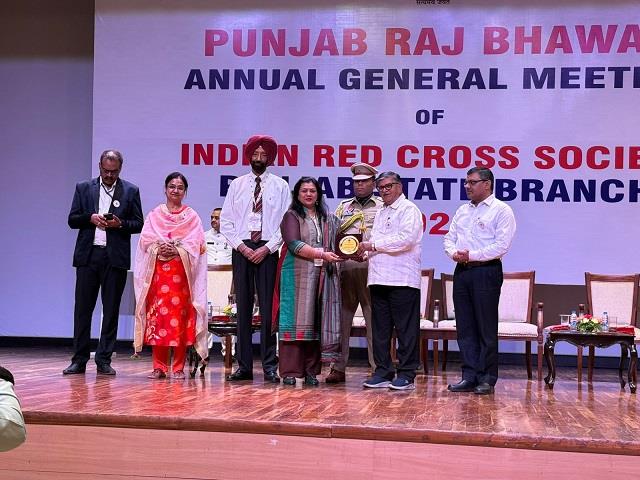 उत्कृष्ट समाज सेवा के लिए मोगा की भावना बंसल को  राज भवन में मिला सम्मान