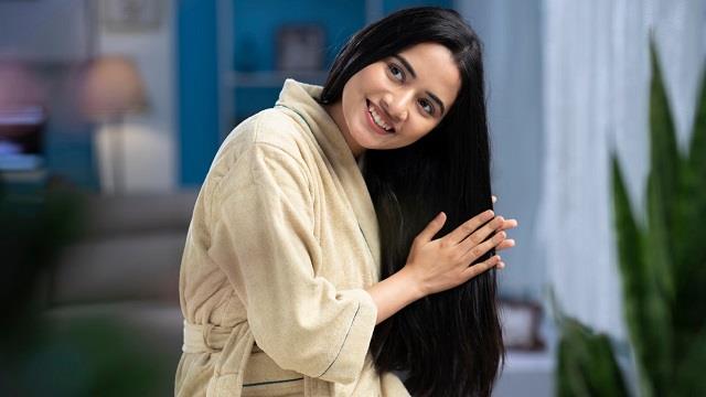 बालों में तेल लगाना हर किसी के लिए सही नहीं, जानिए किनके लिए हो सकता है नुकसान