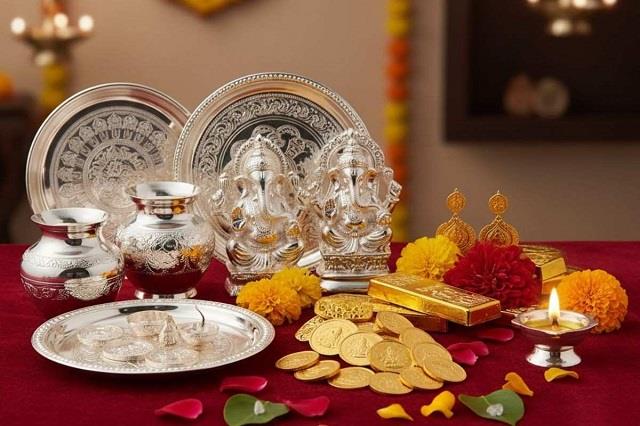 Dhanteras 2025: शनिवार को धनतेरस, भूलकर भी न खरीदें ये 5 चीजें वरना शनि देव जाएंगे क्रोधित