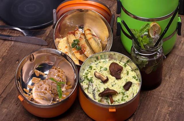 टिफिन में इस खास तरीके से पैक करें खाना, घंटेभर रहेगा गरम और स्वादिष्ट