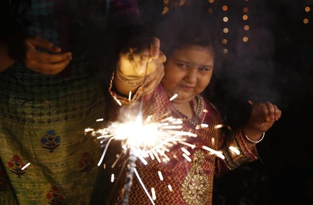 पेरेंट्स के लिए काम की खबर, दिवाली पर इस तरह धुंए और चिंगारी से बचाओ अपने बच्चों को