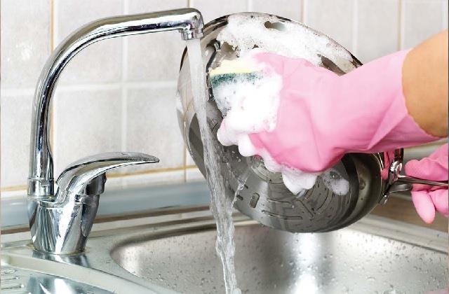 आसानी से धुलेंगे सर्दियों में बर्तन, बस फॉलो करें ये Kitchen Hacks