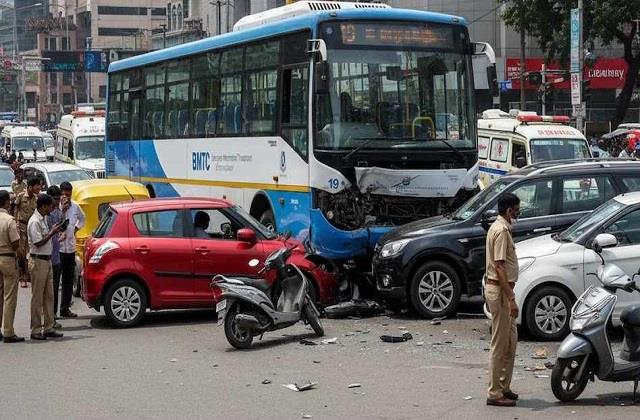 ड्राइवर को दौरा पड़ते ही बेकाबू हुई बस, 9 गाड़ियों से साथ हुआ भयानक...