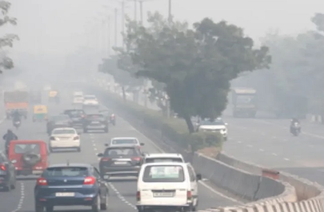 दिवाली से पहले दिल्ली में डराने लगा प्रदूषण, GRAP-1 लागू; इन कामों पर लगी रोक, 15 साल से पुराने पेट्रोल वाहन बैन - delhi ncr s air becomes suffocating stage 1 of