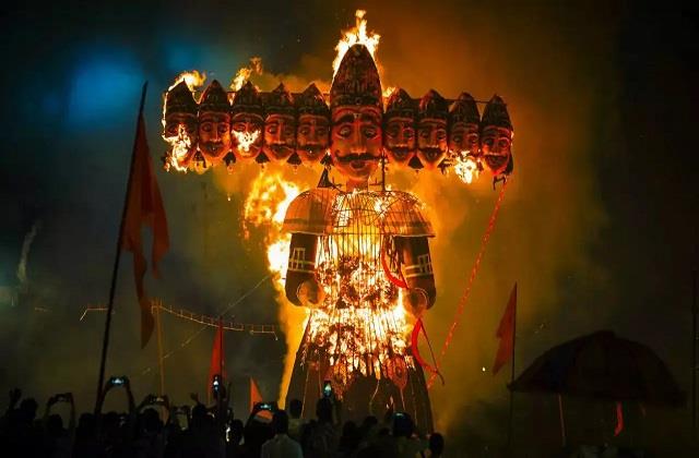 दशहरा पर पहली बार कब हुआ था रावण दहन? जानें परंपरा की शुरुआत और महत्व -  when was ravana burnt for the first time on dussehra-mobile
