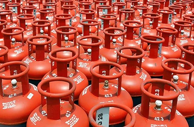 महीने के पहले दिन मिली अच्छी खबर, आज से सस्ता हो गया LPG Cylinder