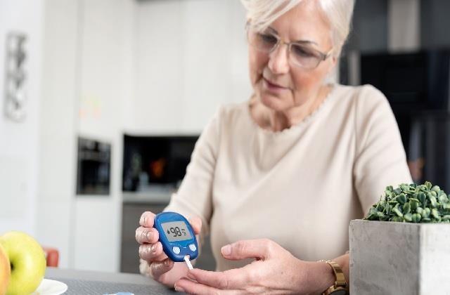 Diabetes Health: ठंड में बढ़ती है ब्लड शुगर तो इन फूड्स से करें परहेज