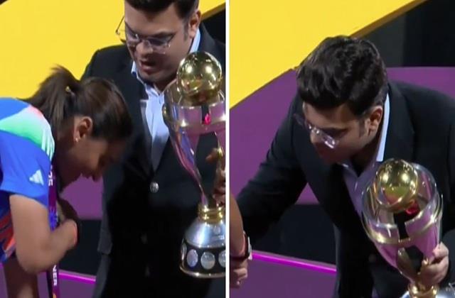 World Cup जीतने के बाद कप्तान हरमनप्रीत ने छुए इस शख्स के पैर, लोगों को पसंद नहीं आई ये बात