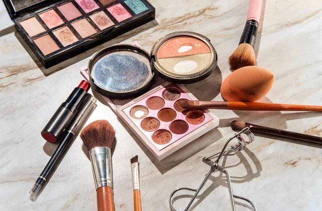 लिपस्टिक से लिप बाम और टोनर से क्लीनर, Expired Makeup को दोबारा इस्तेमाल करने के स्मार्ट हैक्स
