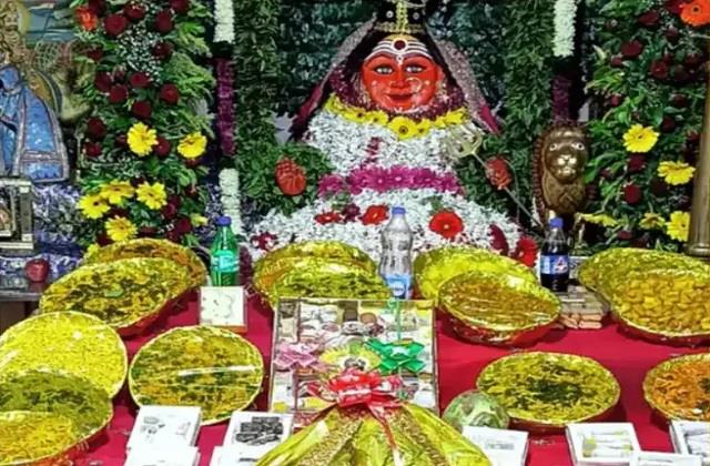 लड्डू और फल नहीं, इन मंदिरों में देवी को लगता है पिज्जा, बर्गर और पानी-पुरी का भोग!